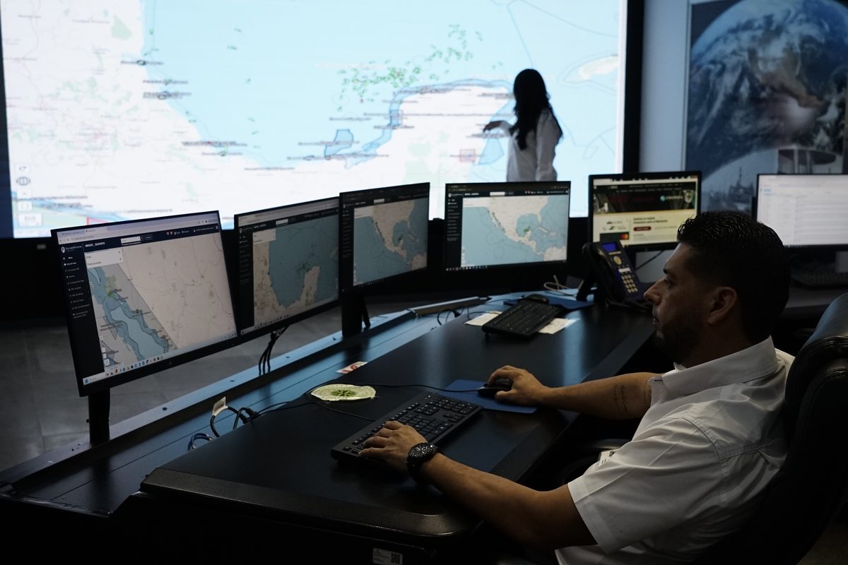 Operador monitoreando una flota en pantalla